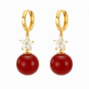 Boucles d'oreilles en perles rouges et en fleur blanche