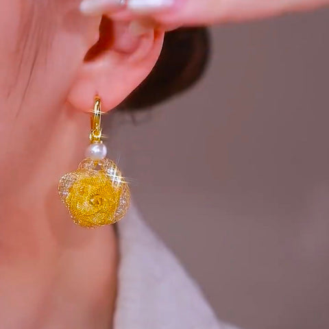 Boucles d'oreilles en forme de rose creuse dorée