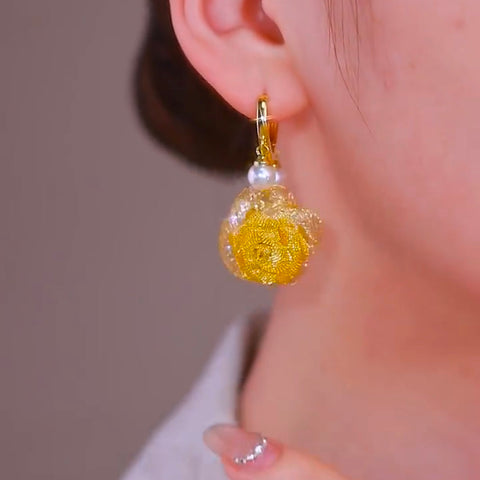 Boucles d'oreilles en forme de rose creuse dorée