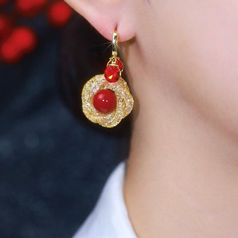 Boucles d'oreilles en maille de perles rouges et fleurs