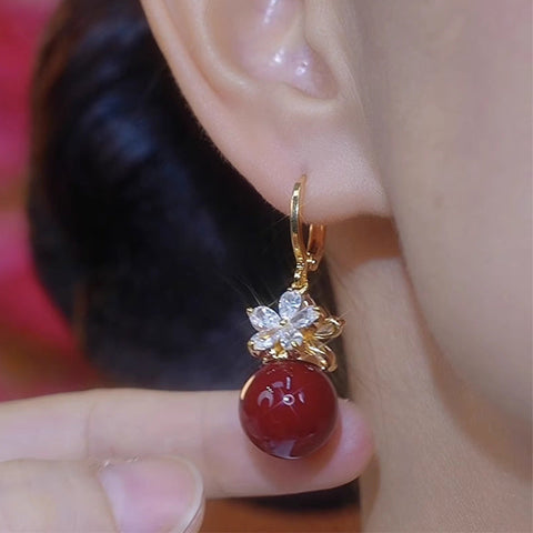 Boucles d'oreilles en perles rouges et en fleur blanche