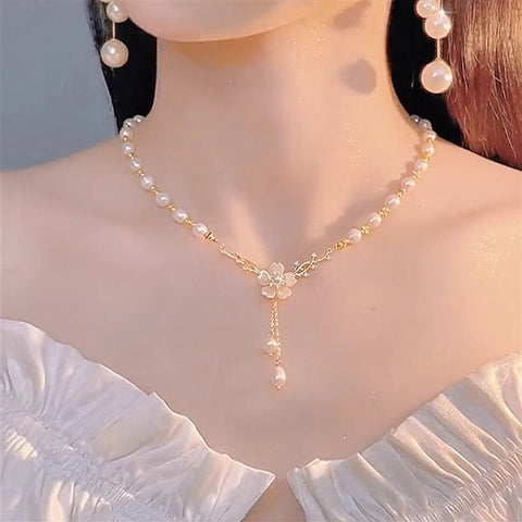 Collier élégant en perles et fleurs pour femme