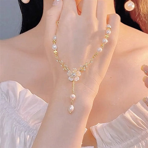 Collier élégant en perles et fleurs pour femme