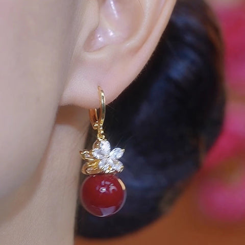 Boucles d'oreilles en perles rouges et en fleur blanche