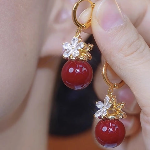 Boucles d'oreilles en perles rouges et en fleur blanche
