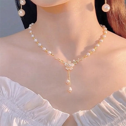 Collier élégant en perles et fleurs pour femme