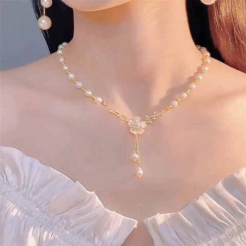 Collier élégant en perles et fleurs pour femme